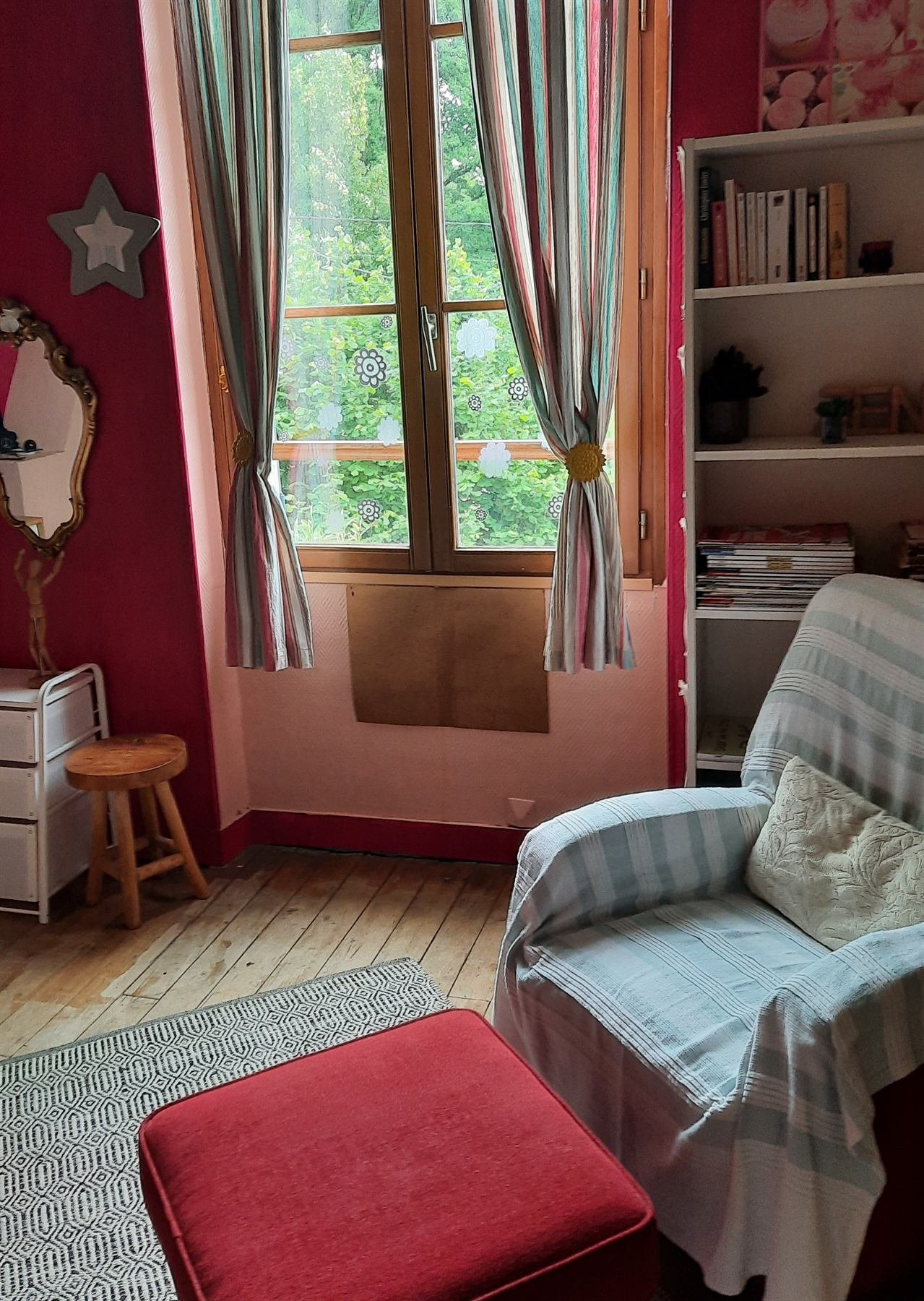 Chambre individuelle lumineuse avec fauteuil près de la fenêtre
