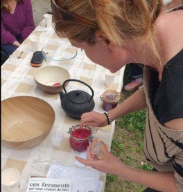 Emilie, naturopathe, animant un atelier de lacto-fermentation