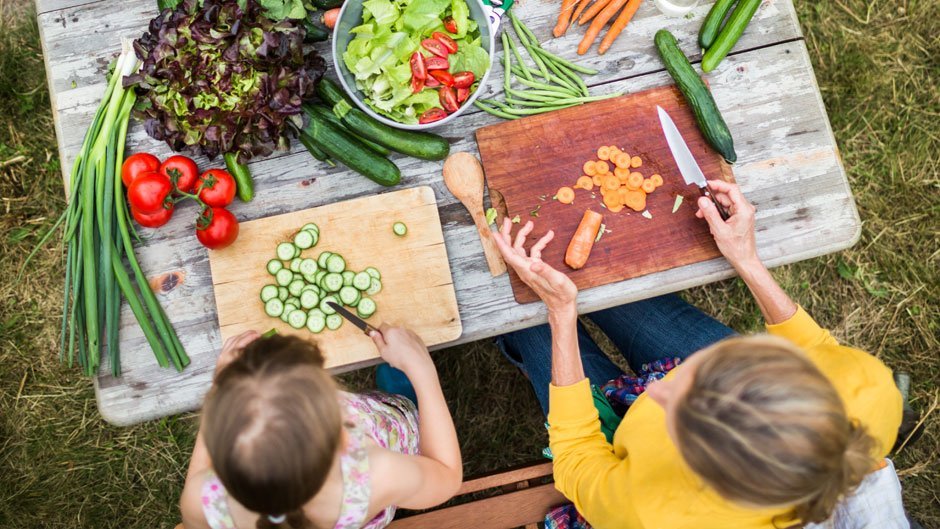 Préparation de légumes frais sur une table en bois, dans l'herbe