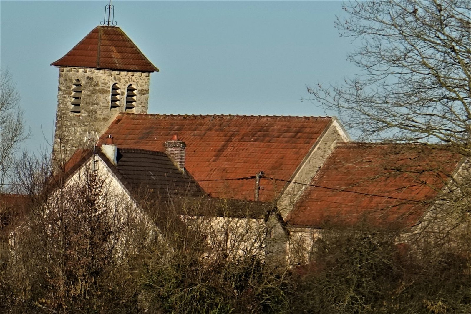 Toits de tuiles et clocher de l'église du village